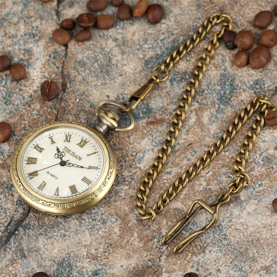 collier montre femme chic vintage chiffres romains bronze posé