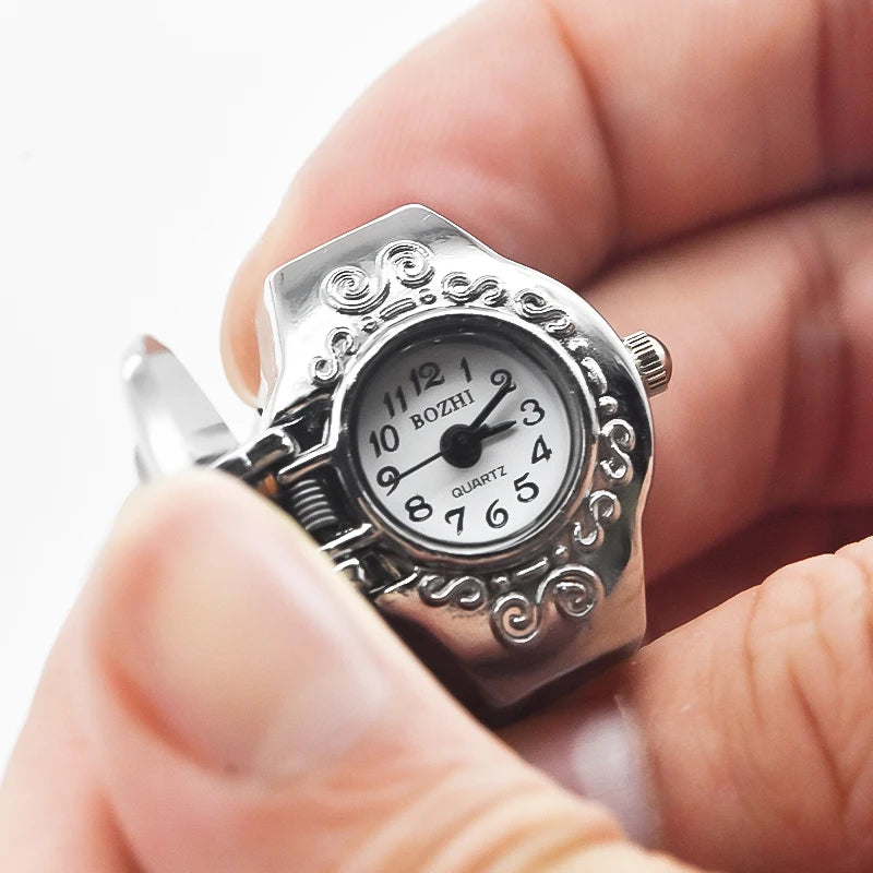 Bague montre femme à clapet ouverte posée sur une main