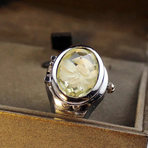 Pourquoi la montre à clapet était-elle le bijou des femmes de la haute société ?
