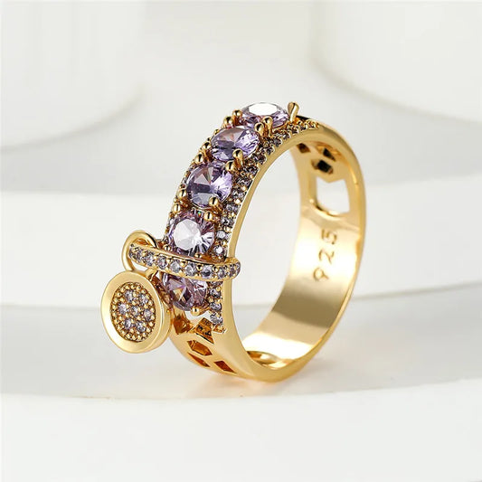 Accumulation de bijoux : Comment associer une chevalière et une bague montre ?