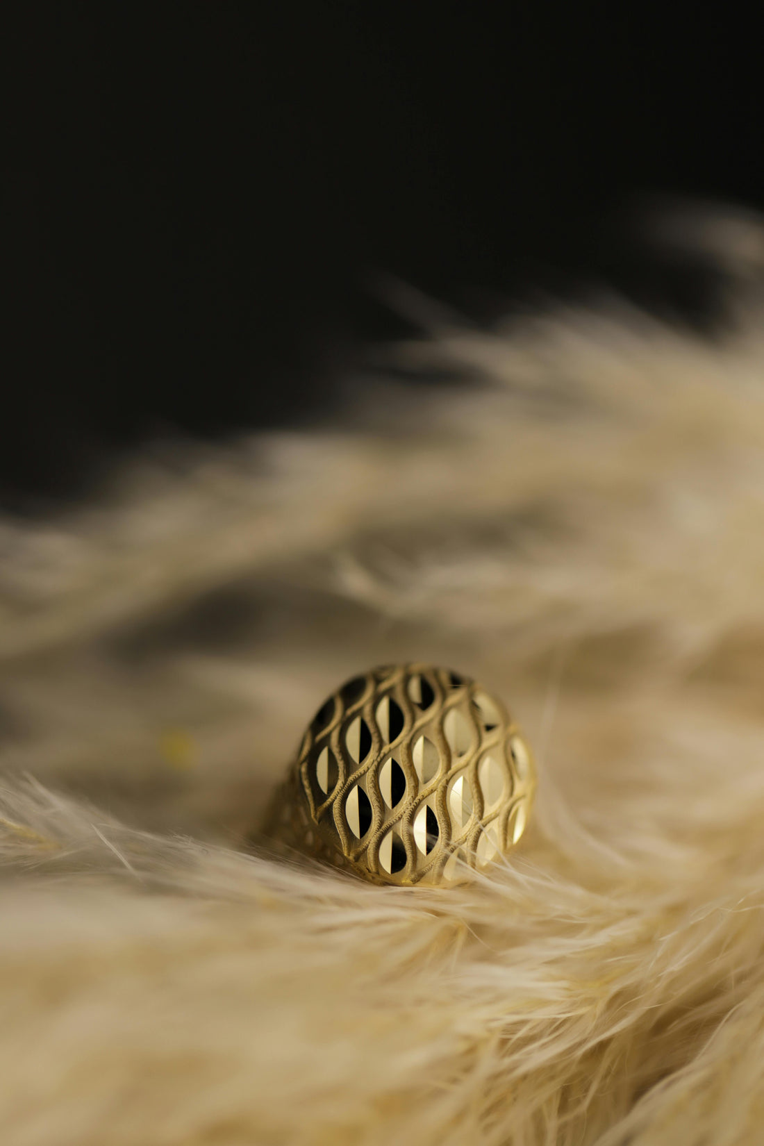 La signification de la chevalière pour femme à travers les âges.