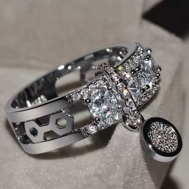 Bague femme brillante posée sur un support en velour