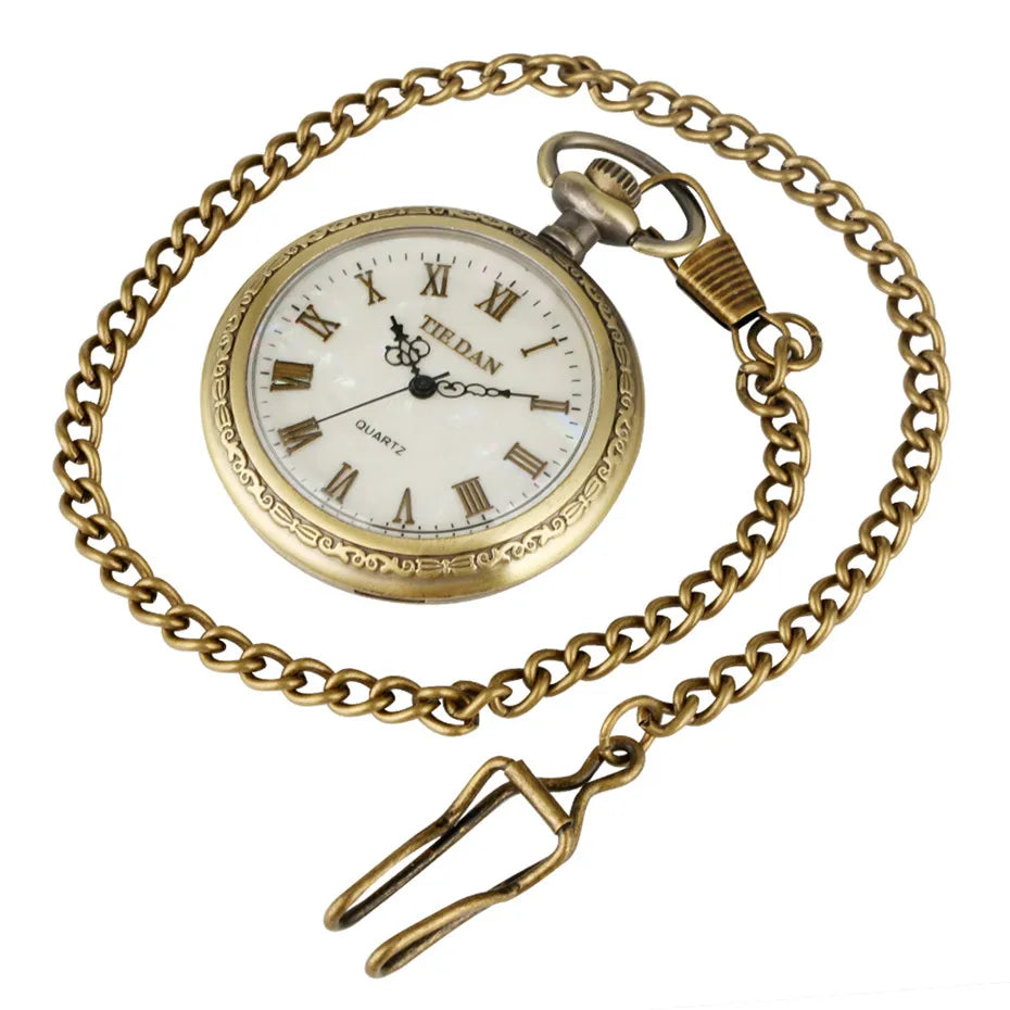 Collier montre femme élégant posé bronze