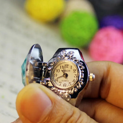 bague montre femme à clapet ouvert sur main