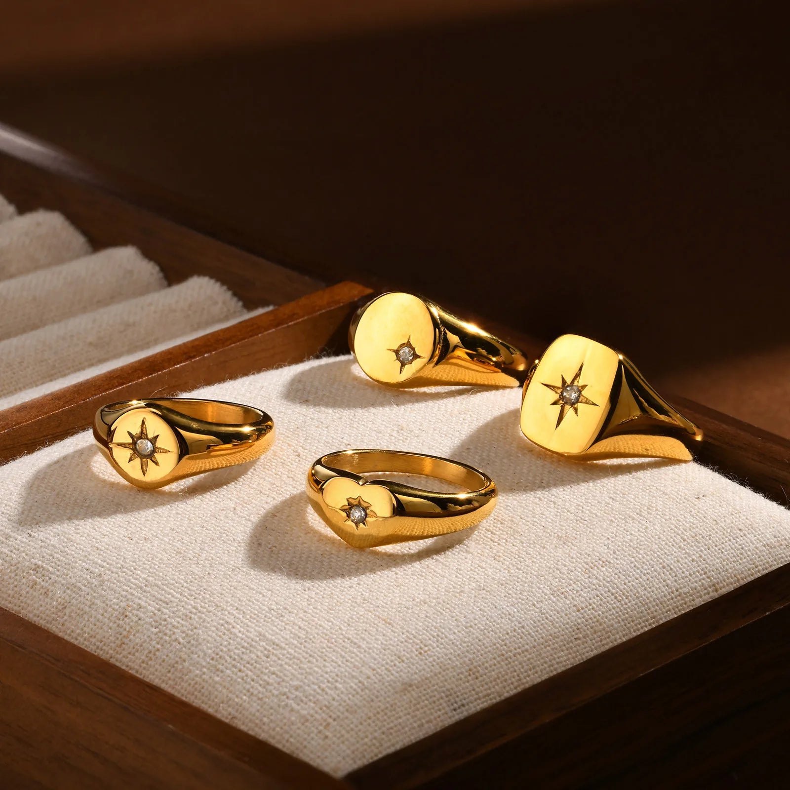 Chevalières posées sur une boite à bijoux en tissu
