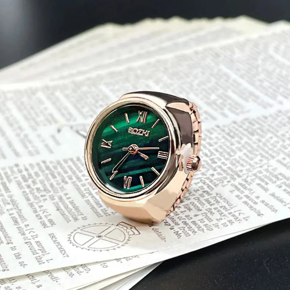Bague montre femme victoria élégante posée sur papiers