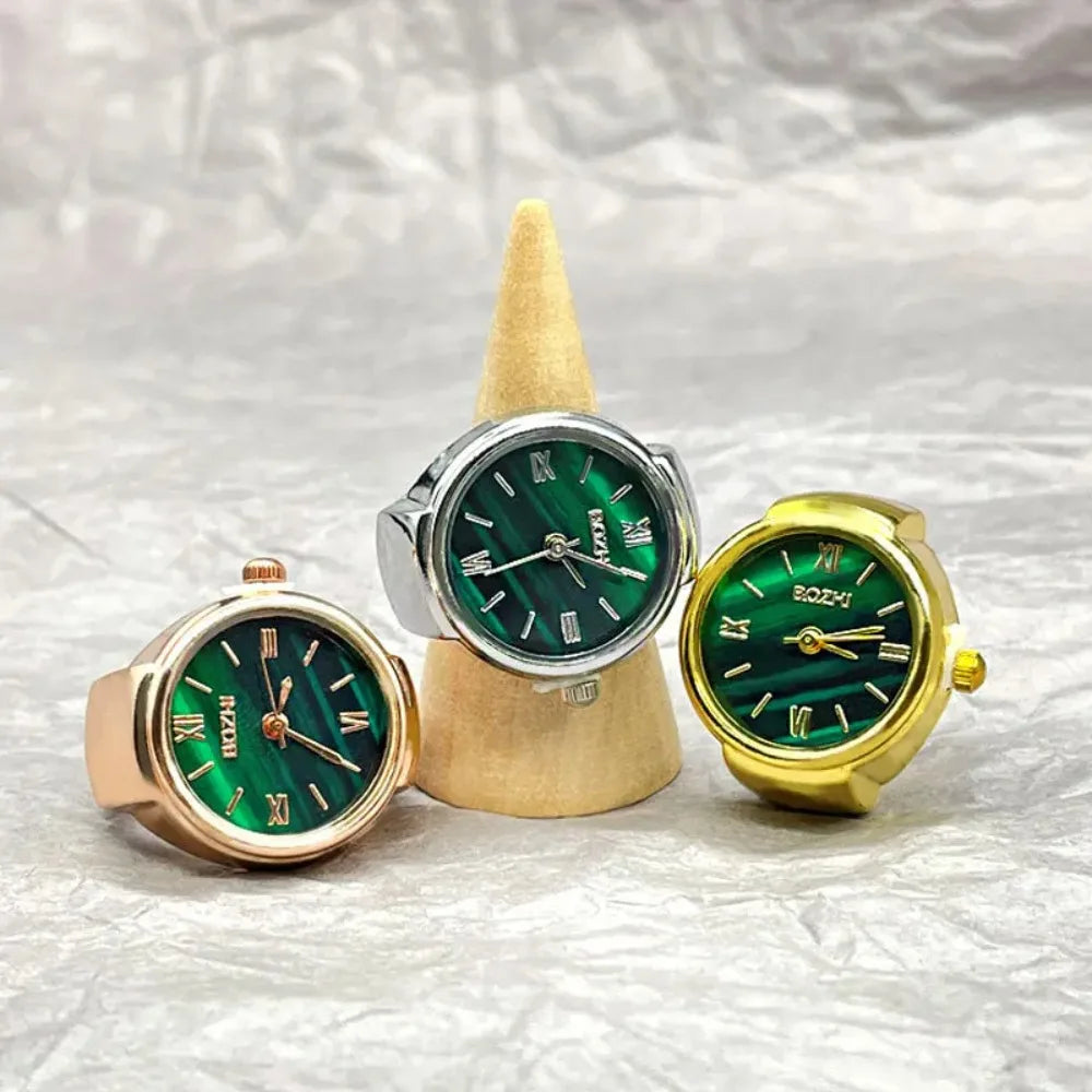 Bague montre femme vintage posée sur support