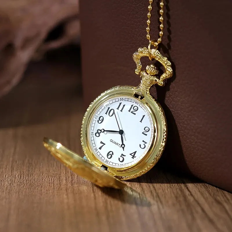 Collier montre femme dorée acier posée par terre