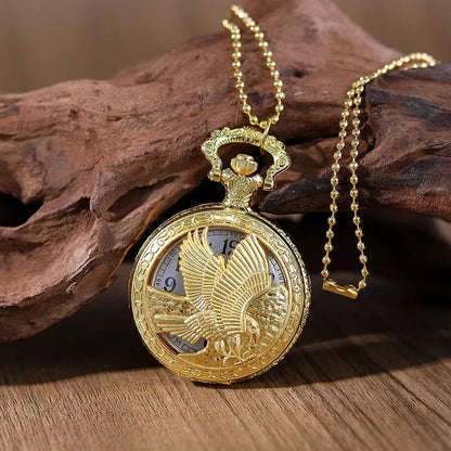 Collier montre aigle doré sur décor en bois