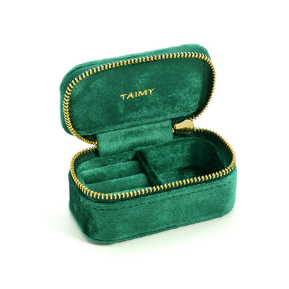 Boite à bijoux velours verte ouverte sur fond blanc