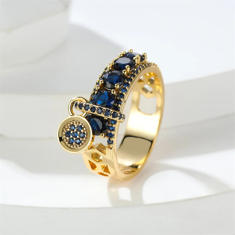 Bague femme vintage saphir royale debout sur fond blanc
