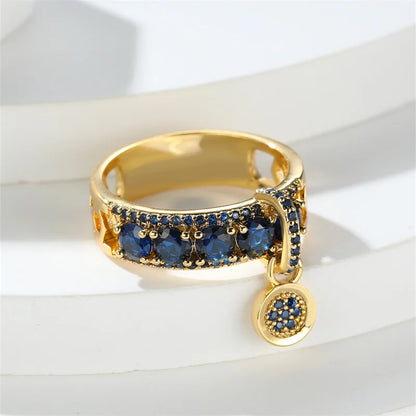 Bague femme vintage saphir royale posée sur fond blanc