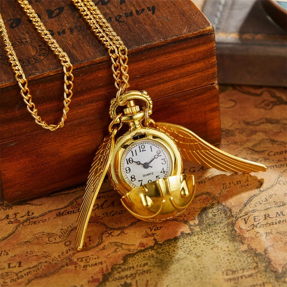 collier montre femme coquille doré chic acier inoxydable ouvert sur support
