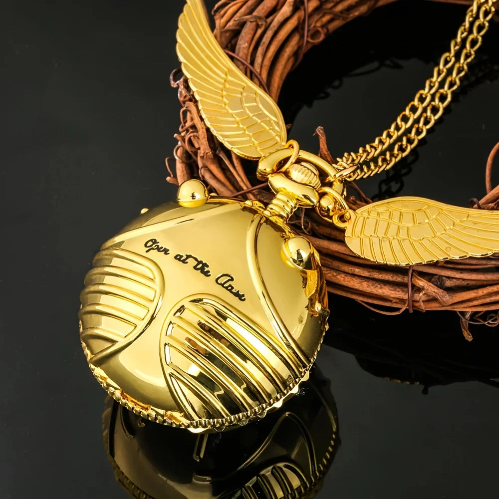 collier montre femme coquille doré chic acier inoxydable sur table
