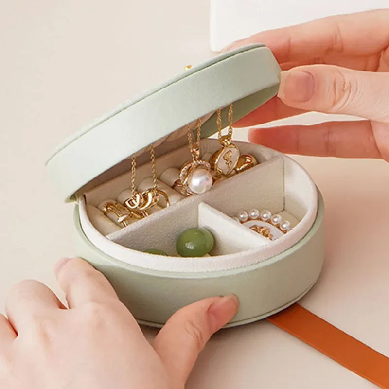 Boite à bijoux ouverte mains