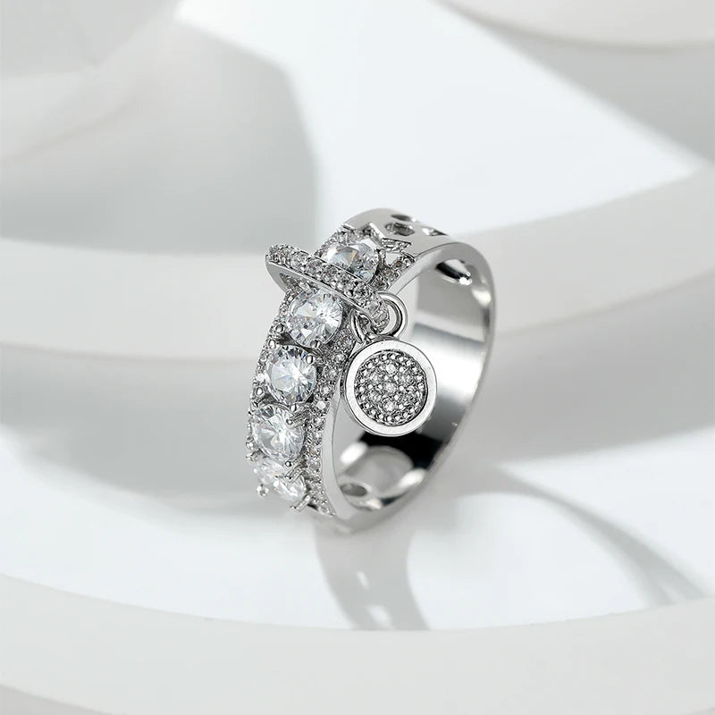 Bague femme vintage sur fond blanc