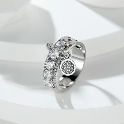 Bague femme vintage sur fond blanc
