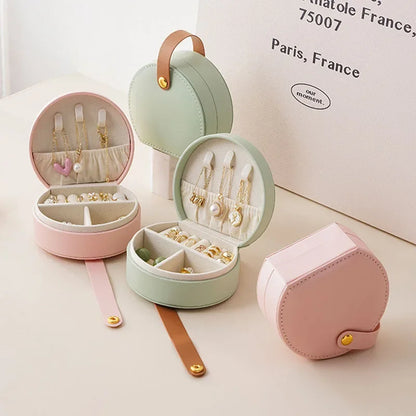 Plusieurs boites à bijoux ouvertes avec différentes couleurs