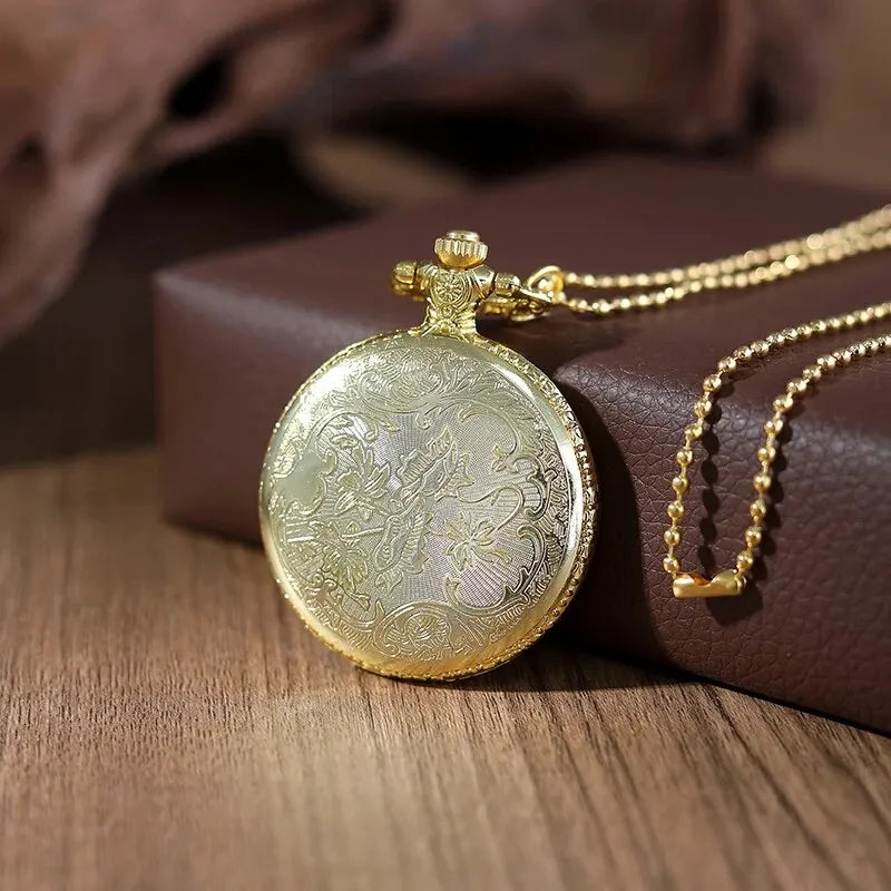 Collier montre femme vintage dorée sur support