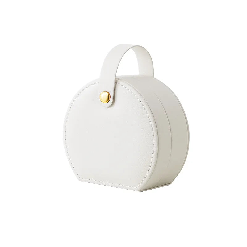 Boite à bijoux blanc sur fond blanc chic