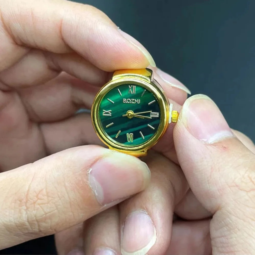 Bague montre femme vintage élégante  posée sur une main