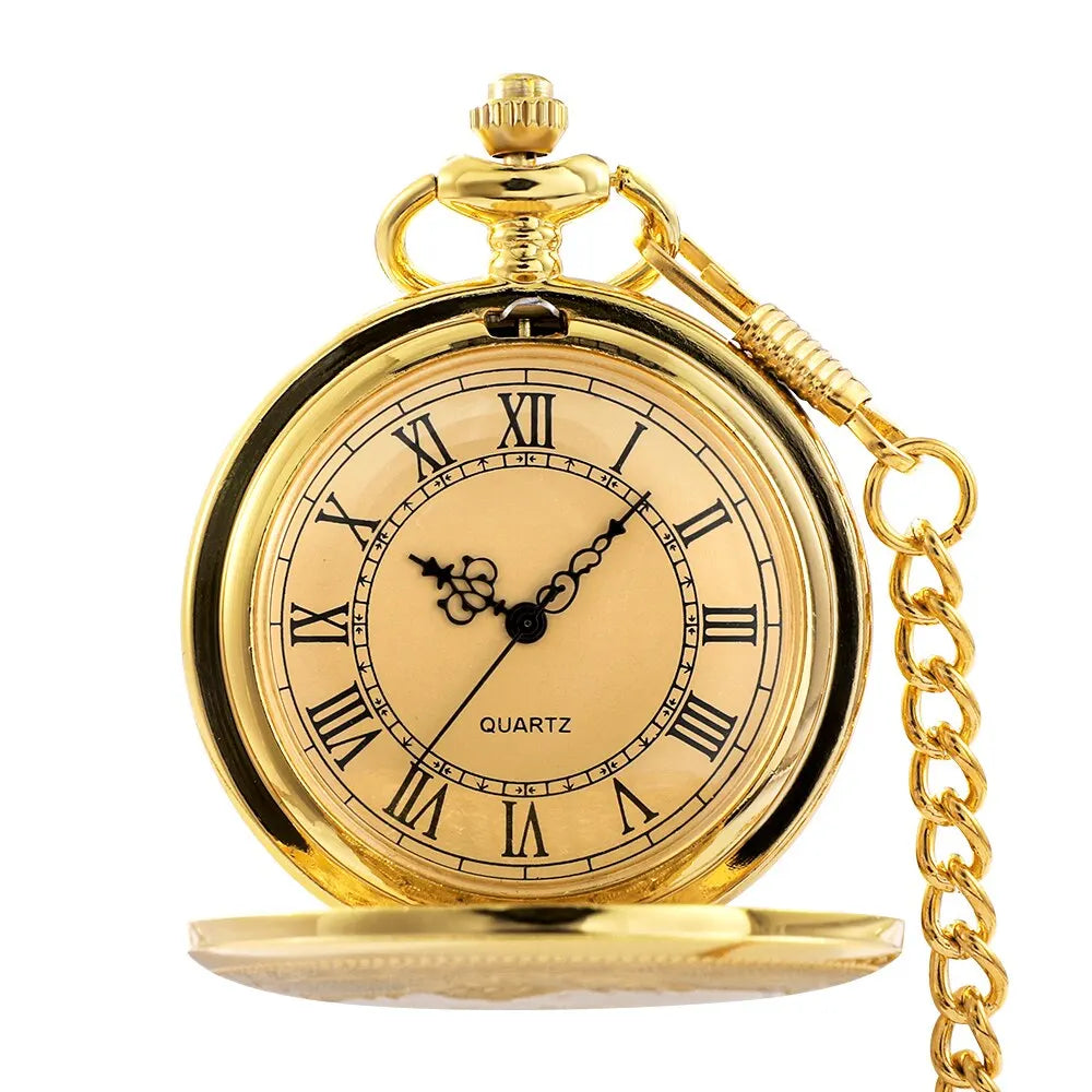 Collier montre femme steampunk doré sur fond blanc
