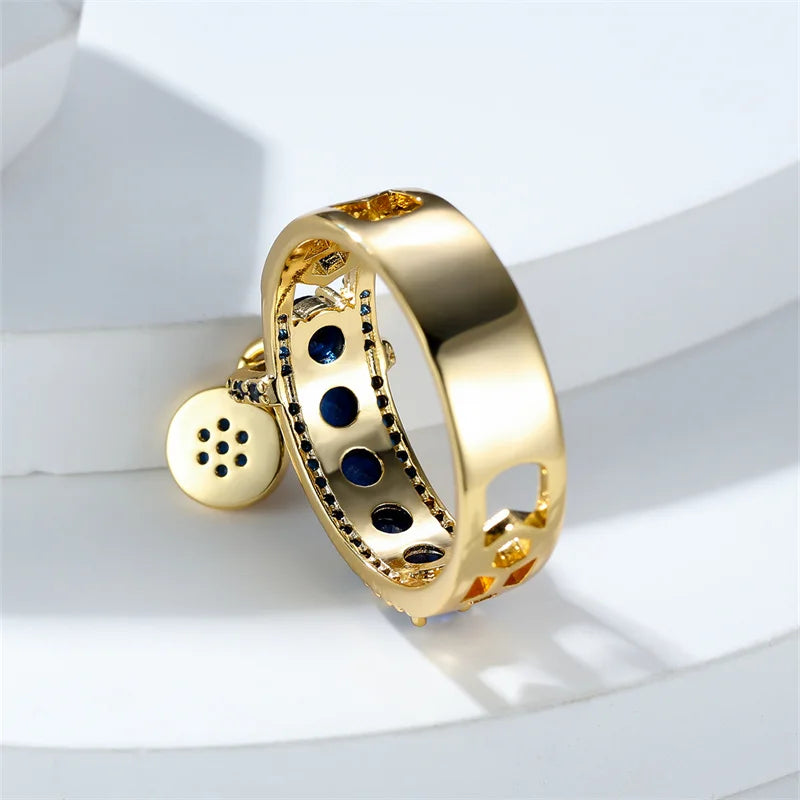 Bague femme vintage saphir royale debout sur fond blanc chic