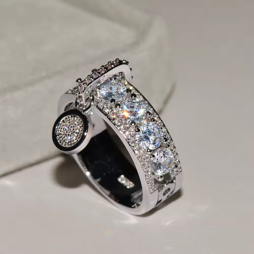 Bague femme brillante debout sur fond blanc