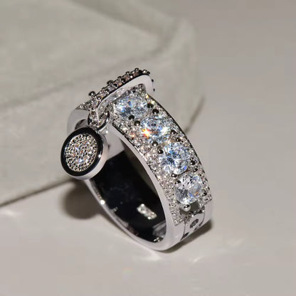 Bague femme brillante debout sur fond blanc
