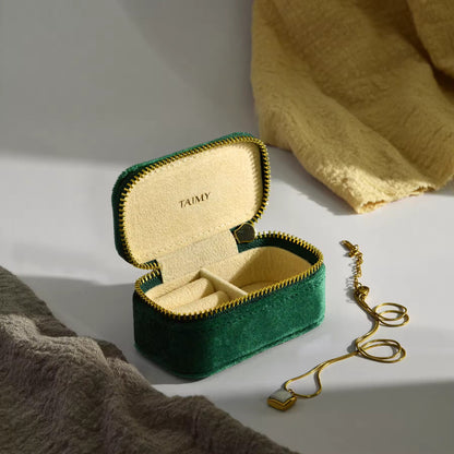 Boite à bijoux ouverte posée velour vert vintage